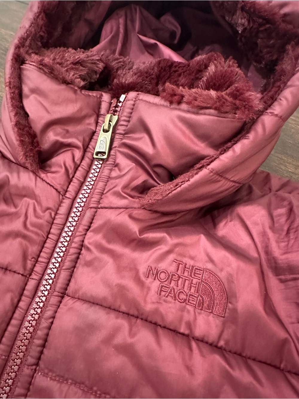 The North Face Kids Burgundy Puffer Jacket with Faux-Fur Hood, small